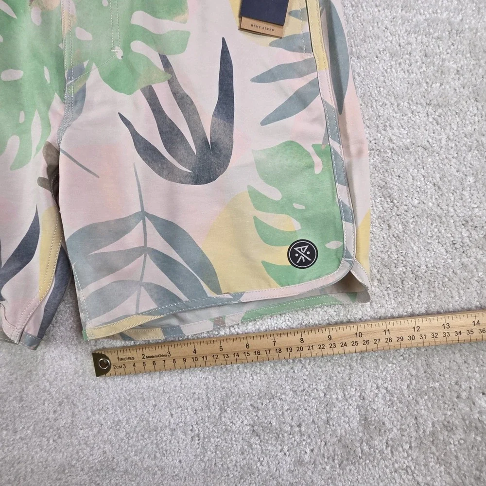 NWT Roark The Chiller Boardshorts Mens‎ Size 34 Pink Tropical Beach Cruise